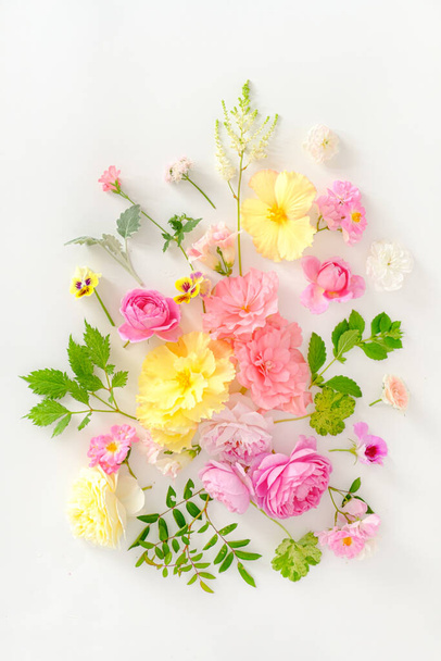 flores frescas do verão e folhas - Foto, Imagem