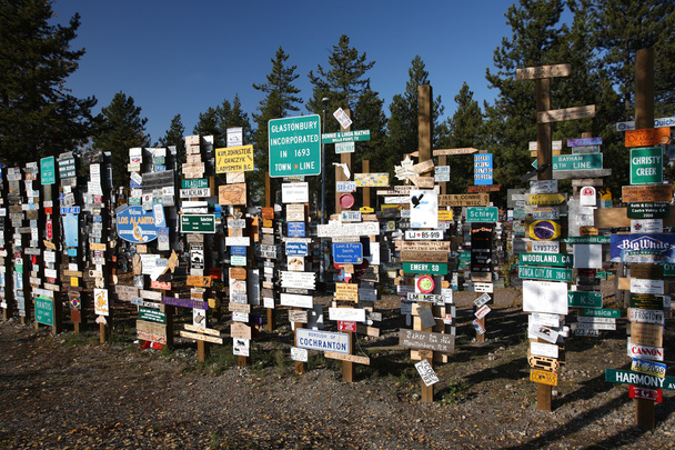 Placas de sinalização floresta em Watson Lake Yukon
 - Foto, Imagem