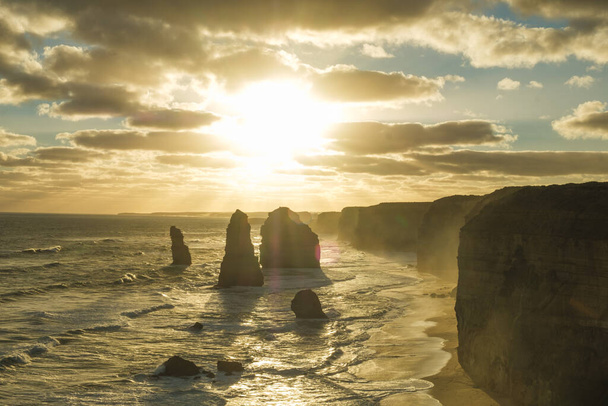 Dvanáct apoštolů skalních útvarů při západu slunce - Fotografie, Obrázek