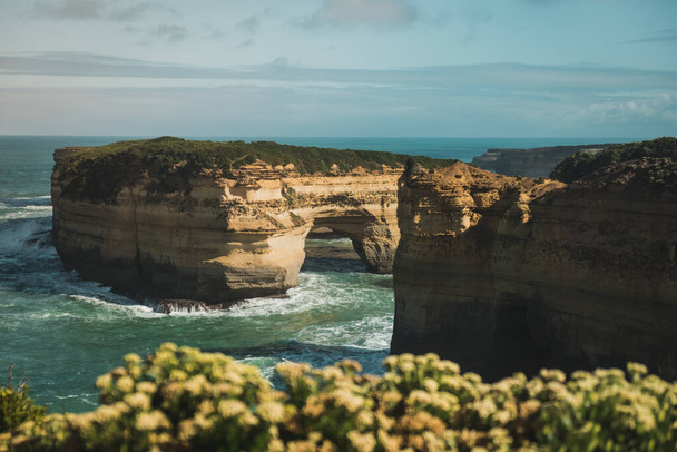 Grote oceaanweg in Australië, kalkstenen rotsformaties in de oceaan - Foto, afbeelding
