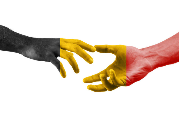 mężczyzna ręce w kolorach belgijskiej flagi na białym tle - Zdjęcie, obraz