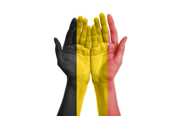 Lidské ruce v barvách belgické vlajky na bílém pozadí - Fotografie, Obrázek