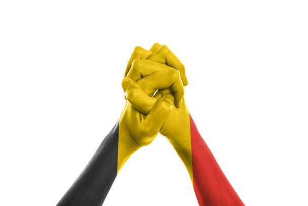 Beyaz arka planda Belçika bayrağı renginde erkek eller - Fotoğraf, Görsel