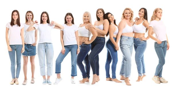 Groupe de femmes positives sur fond blanc - Photo, image