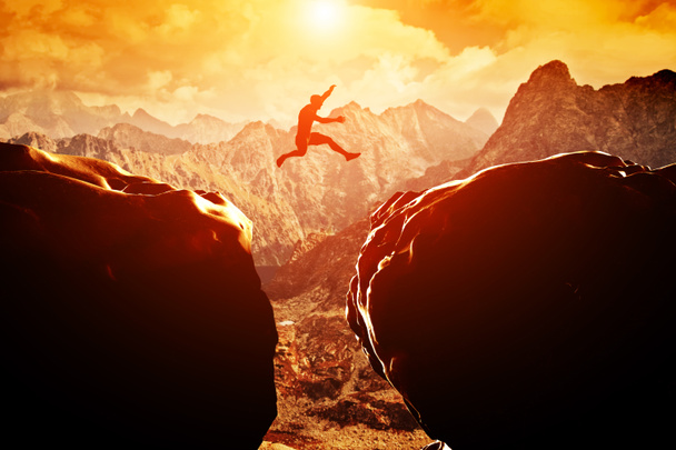 Mies hyppää jyrkänteeltä
 - Valokuva, kuva