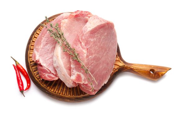Дошка зі скибочками сирого свинячого м'яса та спеціями на білому тлі
 - Фото, зображення