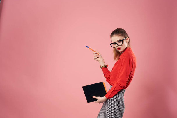 Geschäftsfrau mit Brille rotes Hemd Notizblock Sekretärin professionelle posiert - Foto, Bild