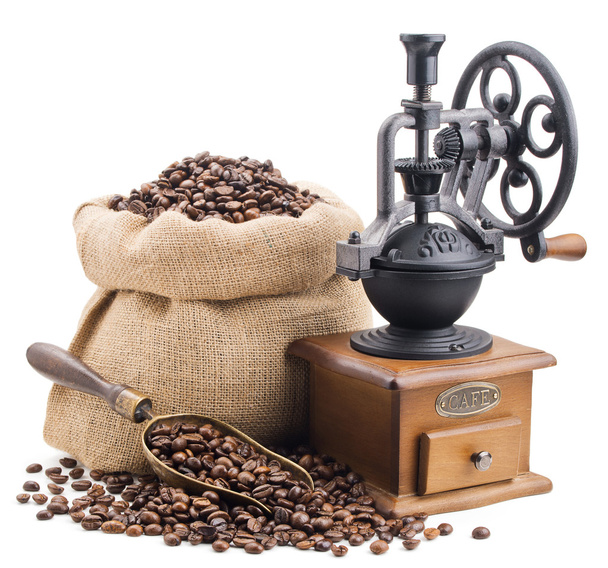 pytel kávová zrna s retro mlýnek izolovaných na bílém - Fotografie, Obrázek
