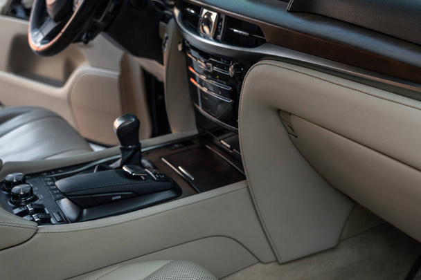 Innenraum des Luxusautos - Lenkrad, Schalthebel und Armaturenbrett. Detail im Innenraum des neuen modernen Autos. - Foto, Bild