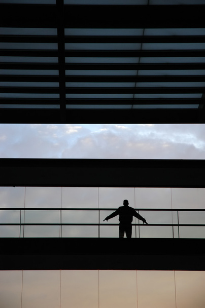 Человек с широко открытыми руками
 - Фото, изображение