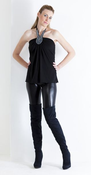 Mulher de pé vestindo roupas pretas e botas pretas
 - Foto, Imagem
