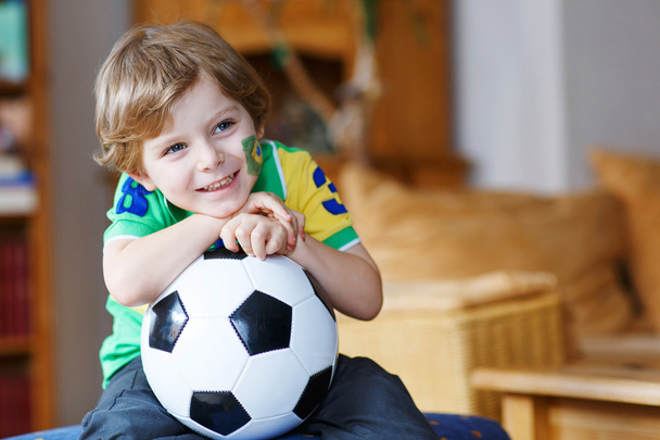 Lindo chico fan de divertirse y la felicidad para el fútbol juego
 - Foto, Imagen