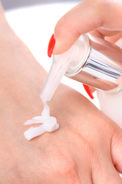 Hautpflege für die Hände - Creme auftragen - Foto, Bild