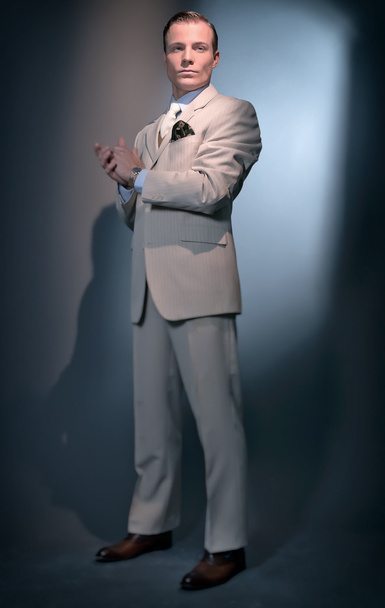 Rétro 1920 homme de mode d'affaires portant costume à rayures blanches et t
 - Photo, image