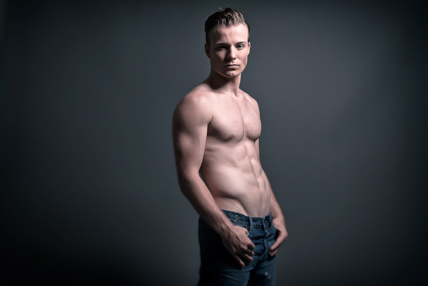 zdrowe, przystojny, młody człowiek fitness umięśnione sobie dżinsową - Zdjęcie, obraz