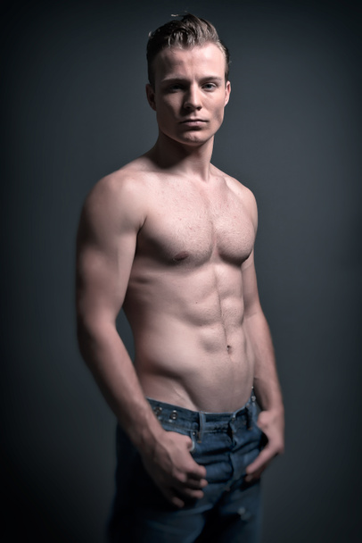 Здоровий хороший вигляд молодий м'язистий фітнес-чоловік у блакитному джинсі
 - Фото, зображення