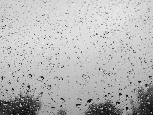 Yağmurlu bir günde pencereye yağmur damlaları, bulanık gri gökyüzü arkaplanı - Fotoğraf, Görsel