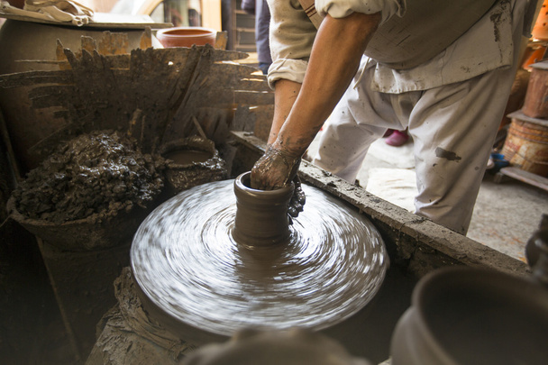 Nepalês trabalhando em oficina de cerâmica
 - Foto, Imagem