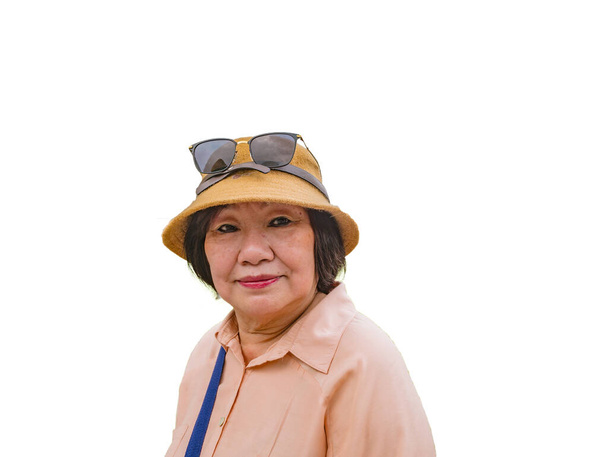 Senior asiatische Reisenden tragen einen Hut auf isoliertem Hintergrund - Foto, Bild