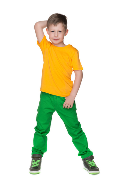 Nachdenklicher Junge im gelben Hemd - Foto, Bild