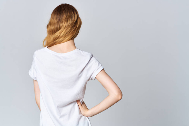 όμορφη γυναίκα σε λευκό t-shirt περικοπή άποψη που θέτουν mockup σχεδιασμό - Φωτογραφία, εικόνα
