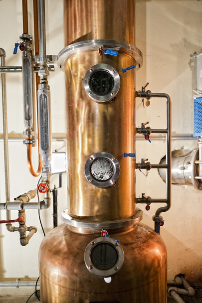 Alambicco di rame all'interno della distilleria
  - Foto, immagini