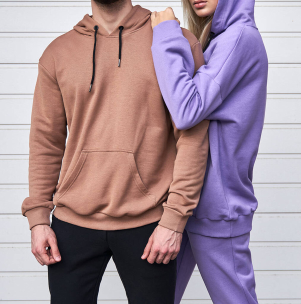 Duas pessoas estão de pé em streetwear casual sem logotipo. Modelo de design da linha de roupas esportivas - Foto, Imagem