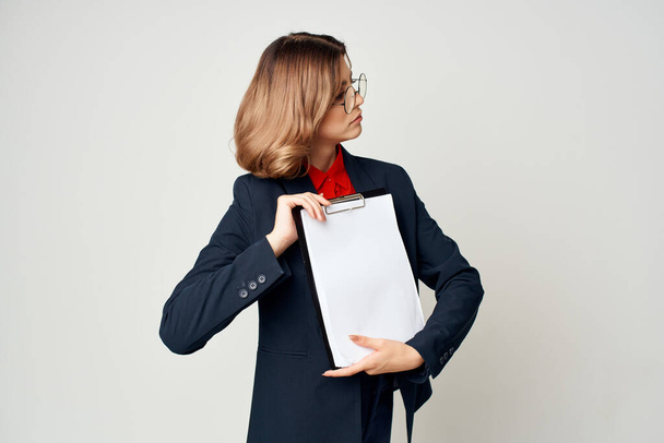 συναισθηματική γυναίκα των επιχειρήσεων στο φάκελο κοστούμι με χαρτί διευθυντής φως γραφείο φόντο - Φωτογραφία, εικόνα