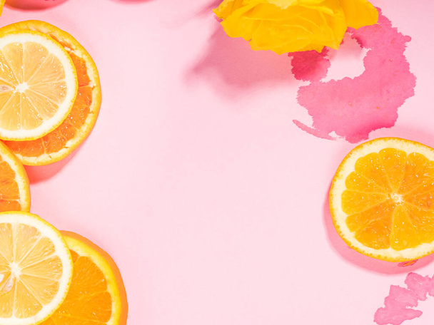 Zomer vibe oranje citrus plak fruit textuur achtergrond op pastel roze met natte vlekken - Foto, afbeelding