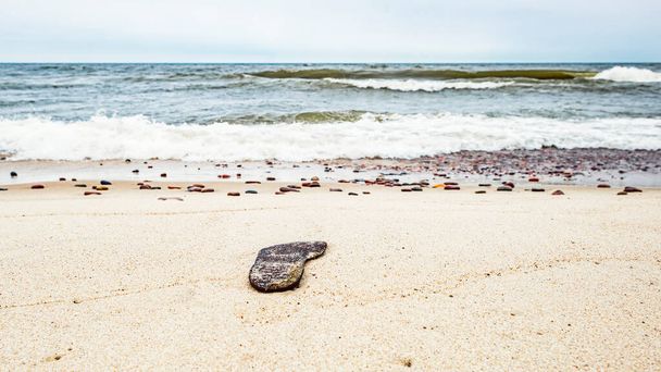 Podeszwa buta, wyrzucona na brzeg morza na plaży - Zdjęcie, obraz