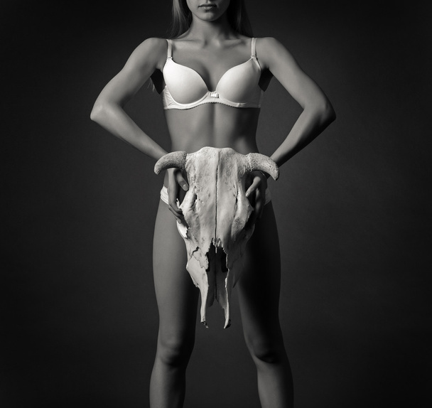 ženské tělo s lebkou krávy - Fotografie, Obrázek
