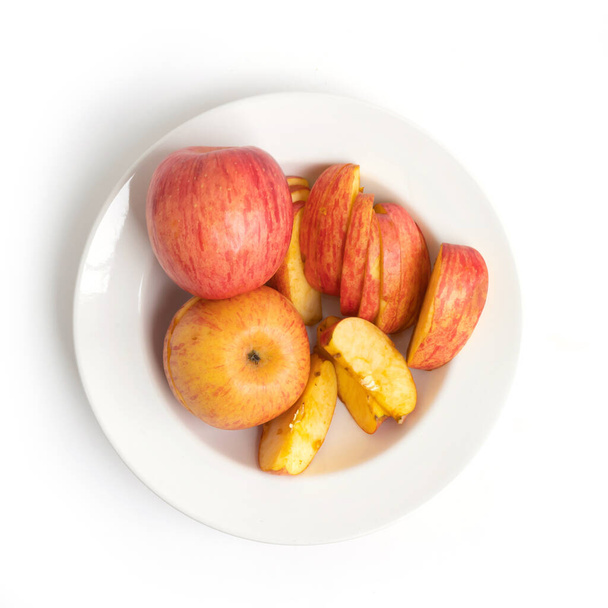 アップルスライス。新鮮な果物だ。生の有機健康食品。食料品やスーパーマーケットの料理と白を背景に隔離された食事 - 写真・画像