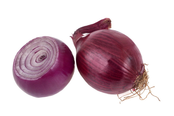 Rote Zwiebel und geschnittene rote Zwiebel in Nahaufnahme auf weißem Hintergrund  - Foto, Bild