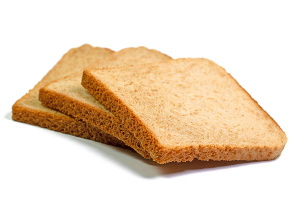 Pan tostado en rodajas sobre un fondo blanco - Foto, imagen