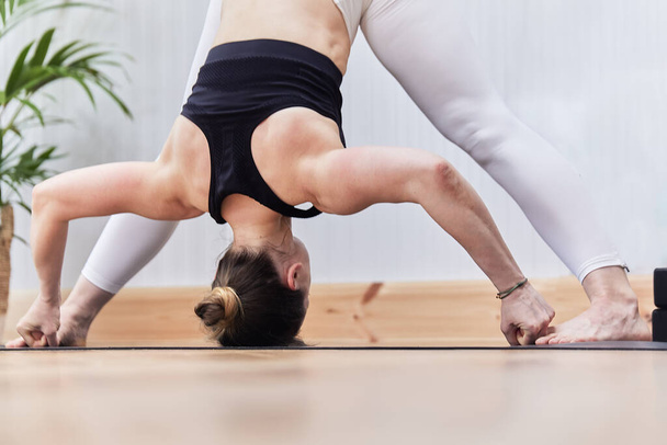 detalle parcial de mujer caucásica practicando yoga con pequeños spae de copia para publicidad - Foto, imagen