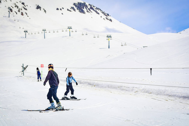 Joven adolescente caucásico aprendiendo a esquiar con instructor en las montañas nevadas de invierno en la estación de esquí de Gudauri, Georgia. - Foto, Imagen