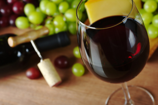 vörös bor, szőlő és sajttal - Fotó, kép