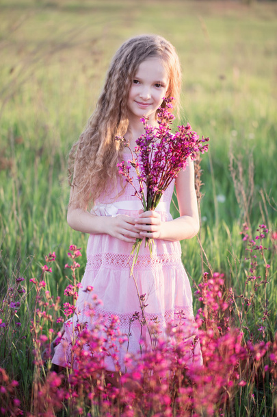 Girl with pink flowers - Foto, Bild