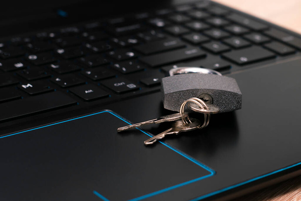 cadeado fechado com chaves no conceito de teclado laptop censura internet proteção de dados. Foto de alta qualidade - Foto, Imagem