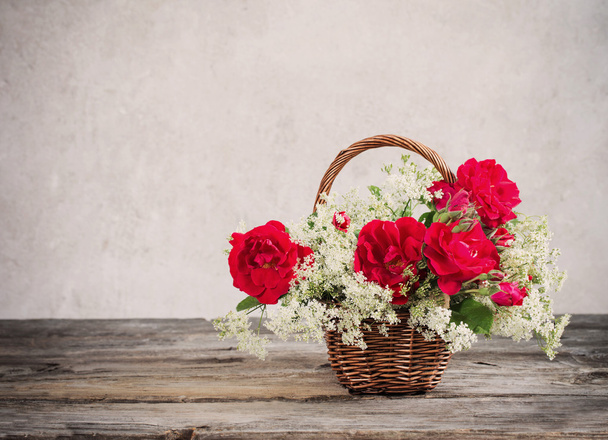 flowers in basket on old background - Foto, Imagem