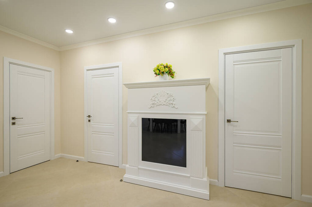 Nowoczesny luksusowy biały korytarz z kominkiem - Zdjęcie, obraz