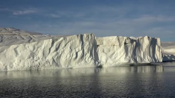氷河の氷の崖に沿って海に到達セーリング。氷山 - 映像、動画