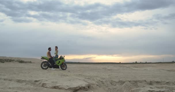 Coppia elegante in moto sulla spiaggia - Filmati, video