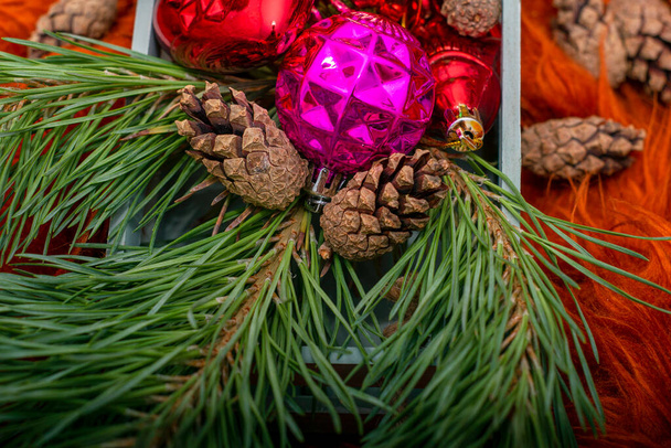 松の小枝クリスマスの装飾と松のコーンと木製の箱。高品質の写真 - 写真・画像