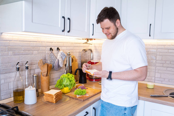 Mann macht Sandwich auf der Küche Kopierraum - Foto, Bild