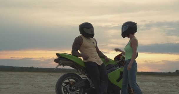 Κομψό ζευγάρι με μοτοσικλέτα στην παραλία - Πλάνα, βίντεο