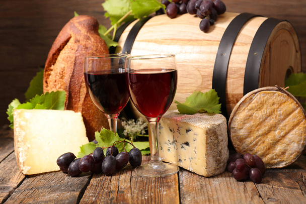 red wine glasses with cheese and bread - Foto, Imagem