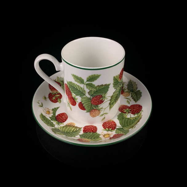 tazza di porcellana antica con piattino. set da tè in ceramica dipinta a mano vintage. motivo floreale - Foto, immagini
