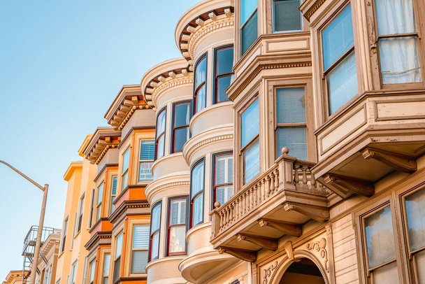Facades of beautiful houses in San Francisco with beautiful Victorian architecture - Φωτογραφία, εικόνα