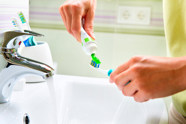 Brushing Teeth. Bathroom - Φωτογραφία, εικόνα